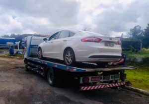 Motorista CNH cassada é flagrado dirigindo carro de luxo