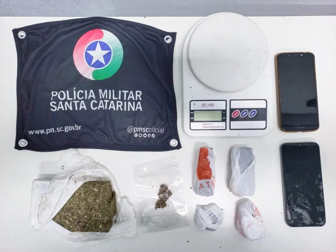 Tr Fico Pol Cia Militar Apreende Quase Meio Quilo De Drogas Ap S