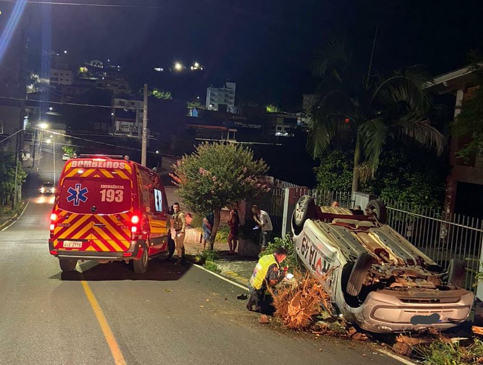 Carro Ocupado Por Quatro Pessoa Capota E Um Fica Ferido Em Videira