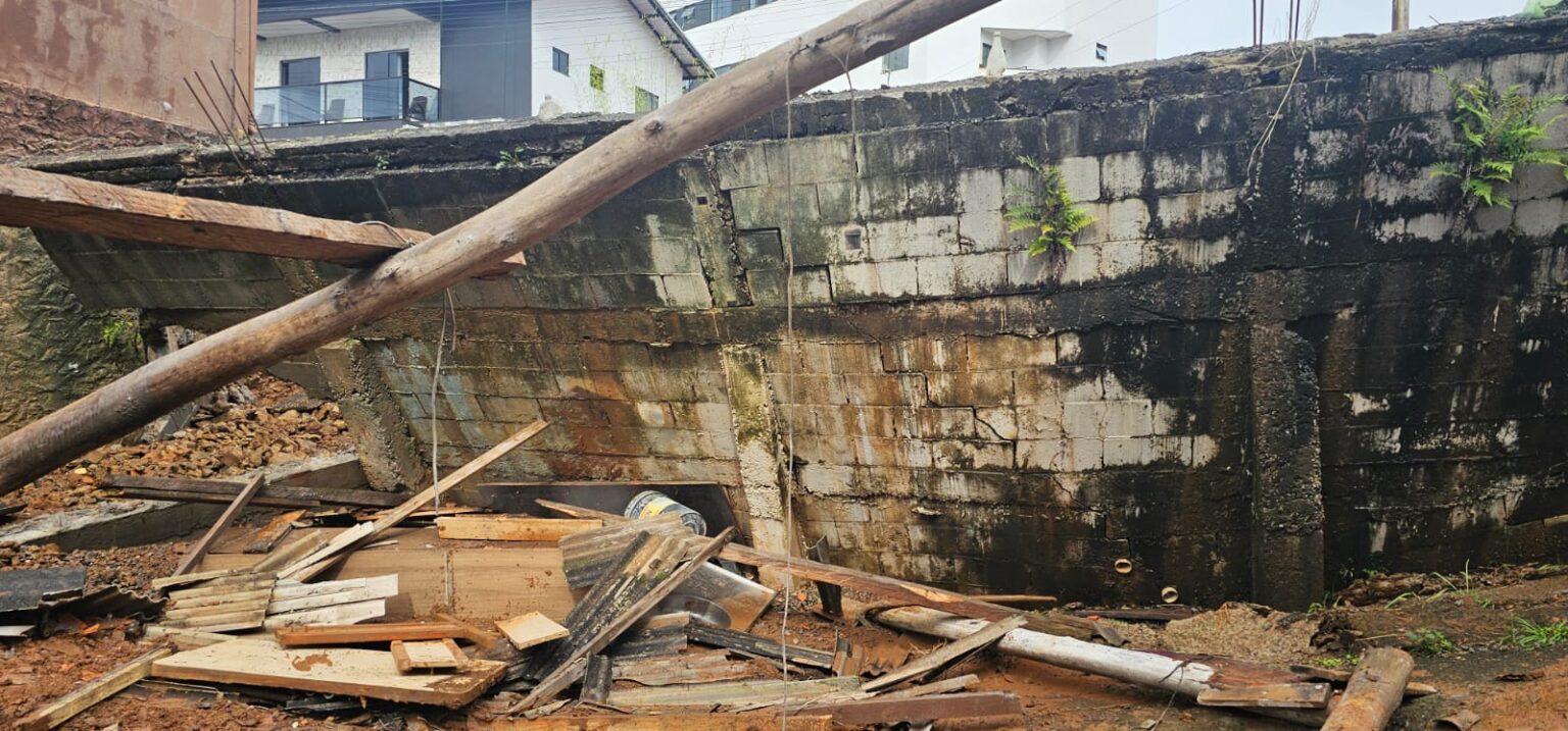 Muro desaba e atinge casa no bairro dos Municípios Notícia Hoje