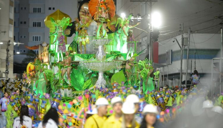cotidiano-com-presenca-do-governador-de-sc-carnaval-de-joacaba-atrai-milhares-de-pessoas-1