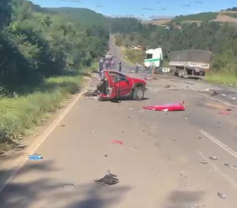 TRAGÉDIA: Carro Parte Ao Meio Depois De Bater De Frente Em Carreta ...