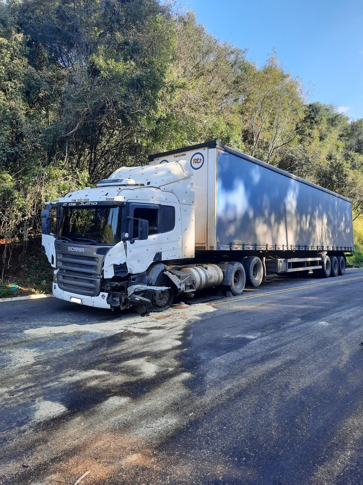 Acidente provocou vazamento de diesel da carreta 