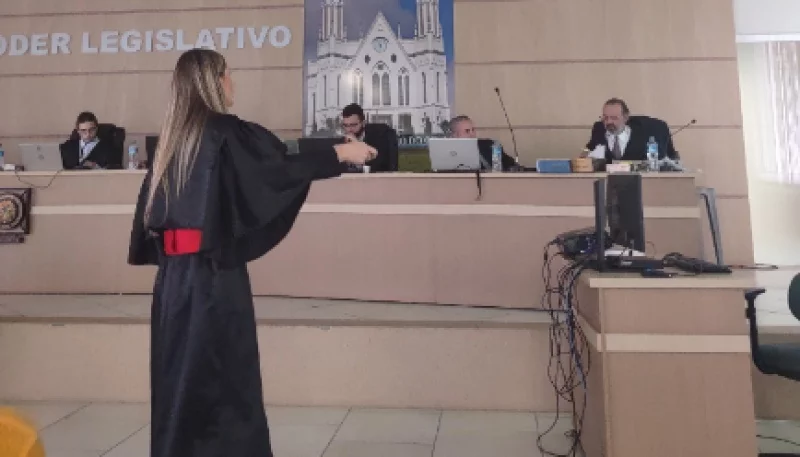 A mãe ela escondeu que estava grávida de seu ex-companheiro, que é o pai da criança, e do companheiro que tinha à época do crime. Ao dar à luz, a ré colocou o filho num saco plástico e lançou em um matagal, próximo ao local onde morava.