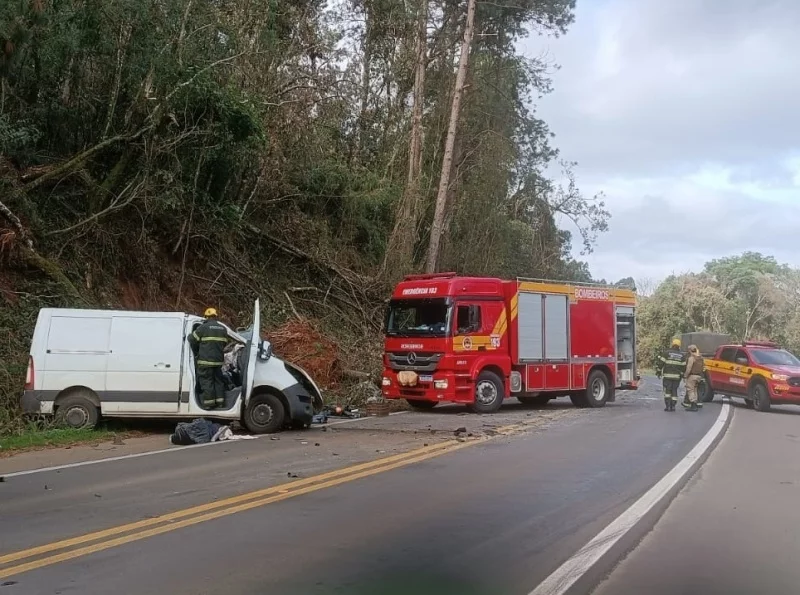 Colisão entre van e bitrem causou a morte do motorista, de 30 anos