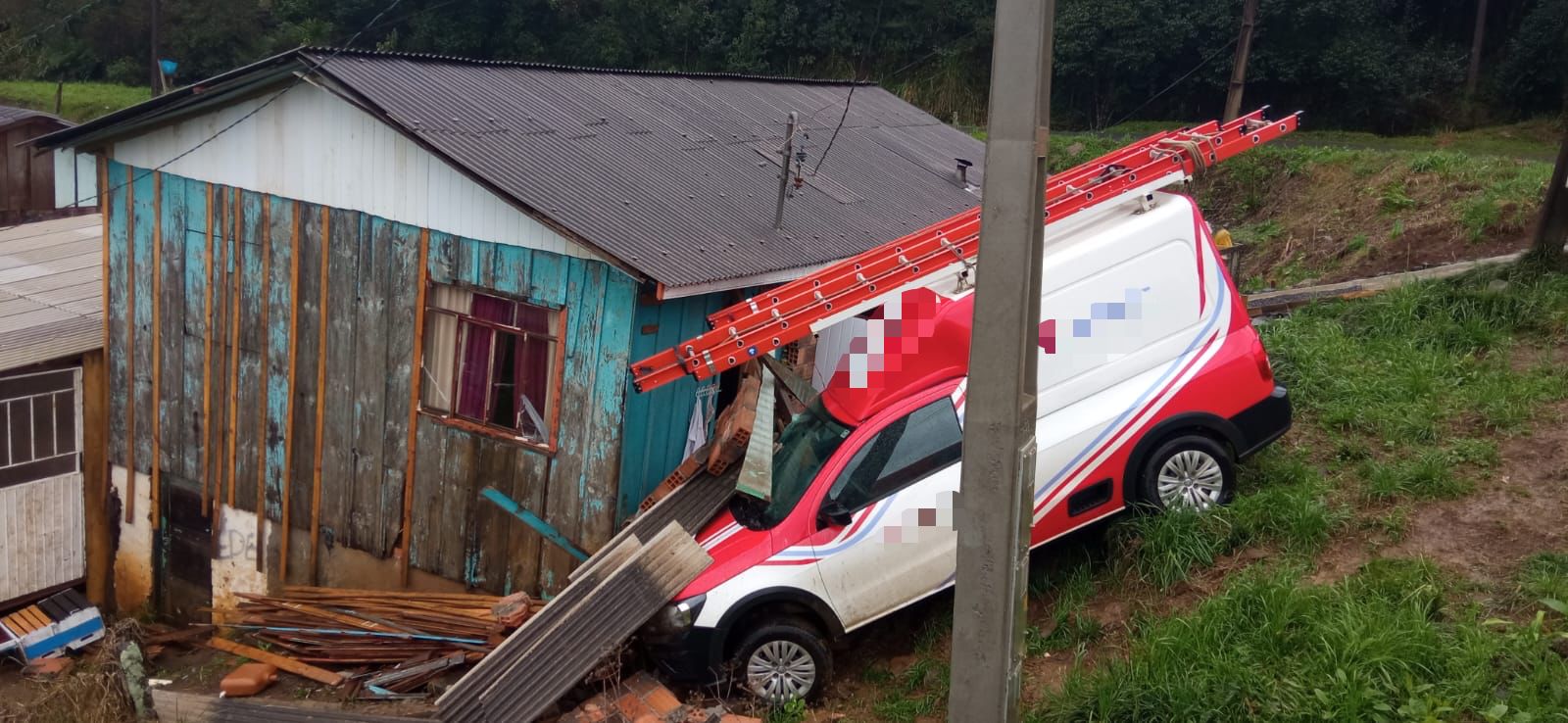 Carro só parou ao atingir a residência