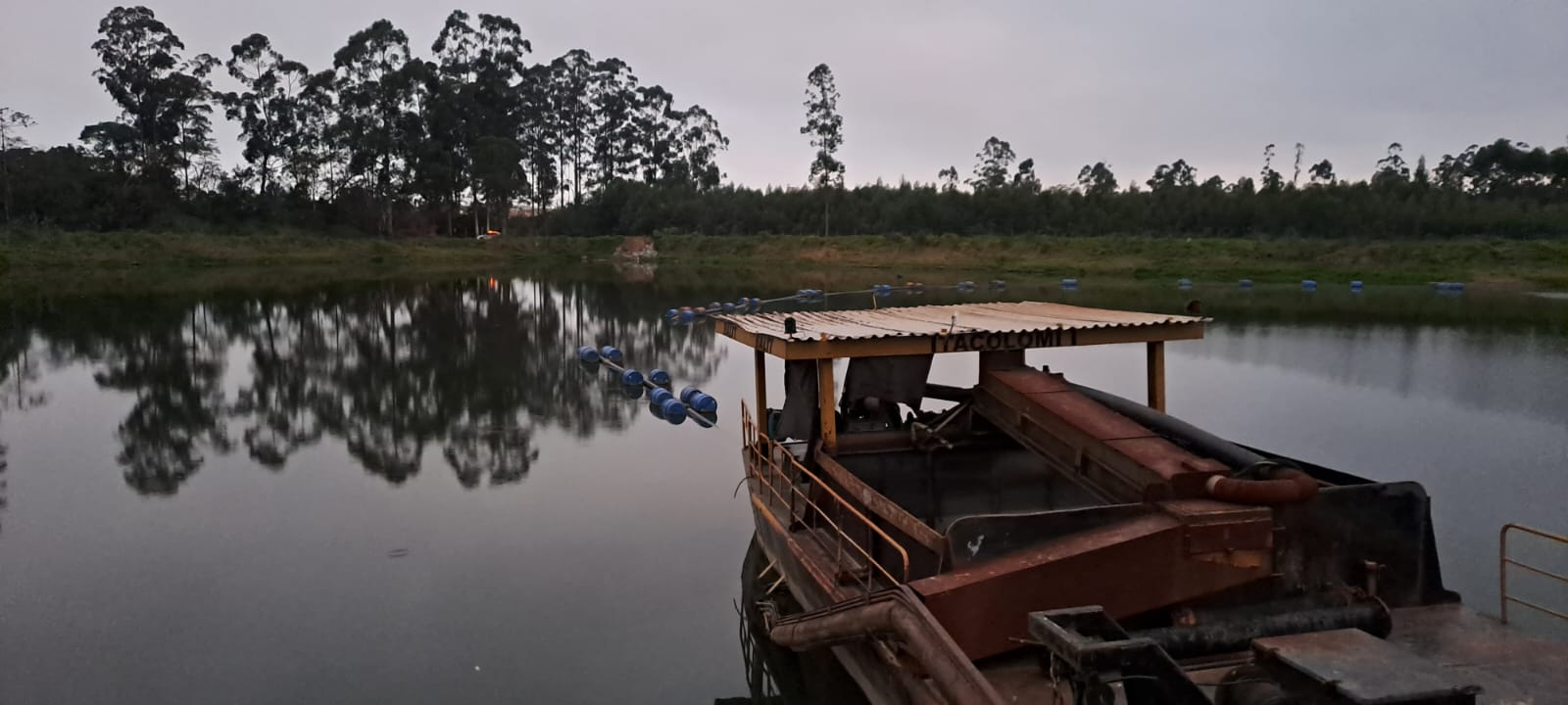 Adolescente brincava com amigos quando o barco em que estavam virou
