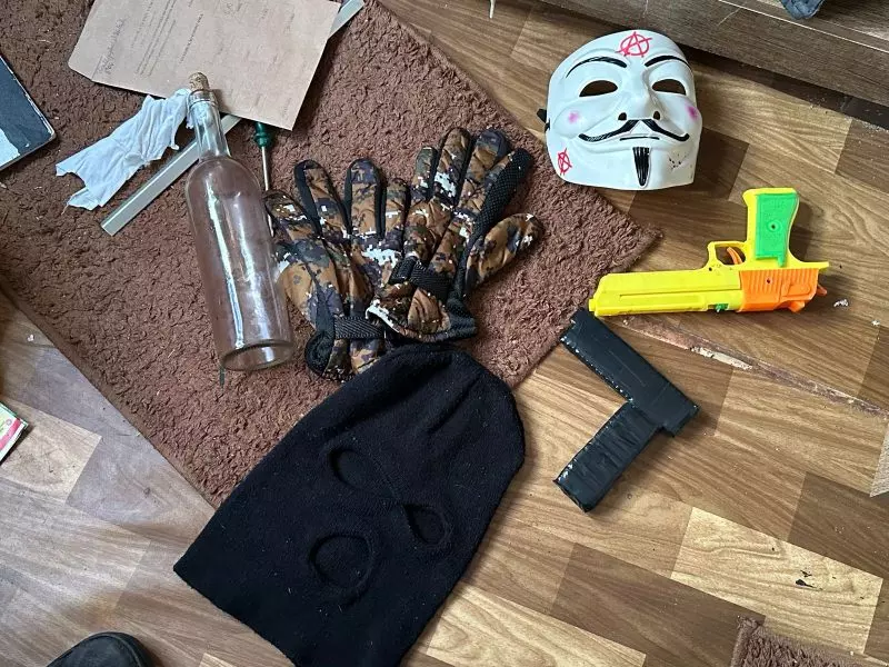 Itens foram encontrados na casa de um dos adolescentes – Foto: Polícia Civil/Reprodução/ND