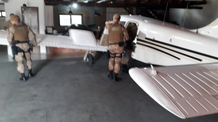 Aeronave foi localizada pela polícia e três foram presos 