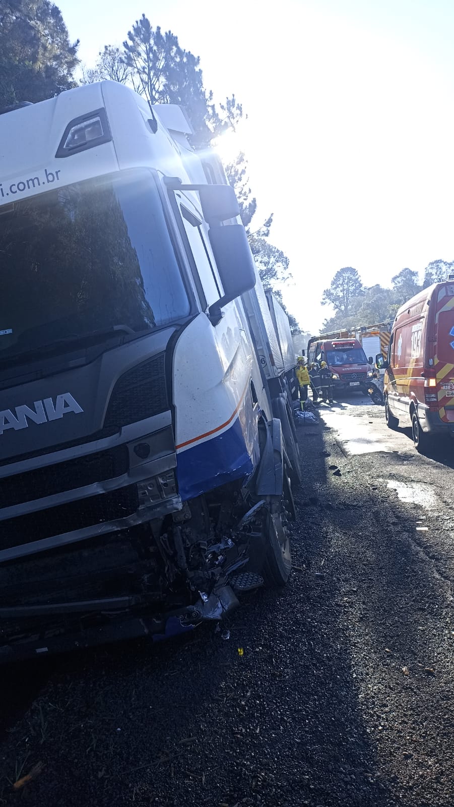 Colisão entre caminhão e carro 