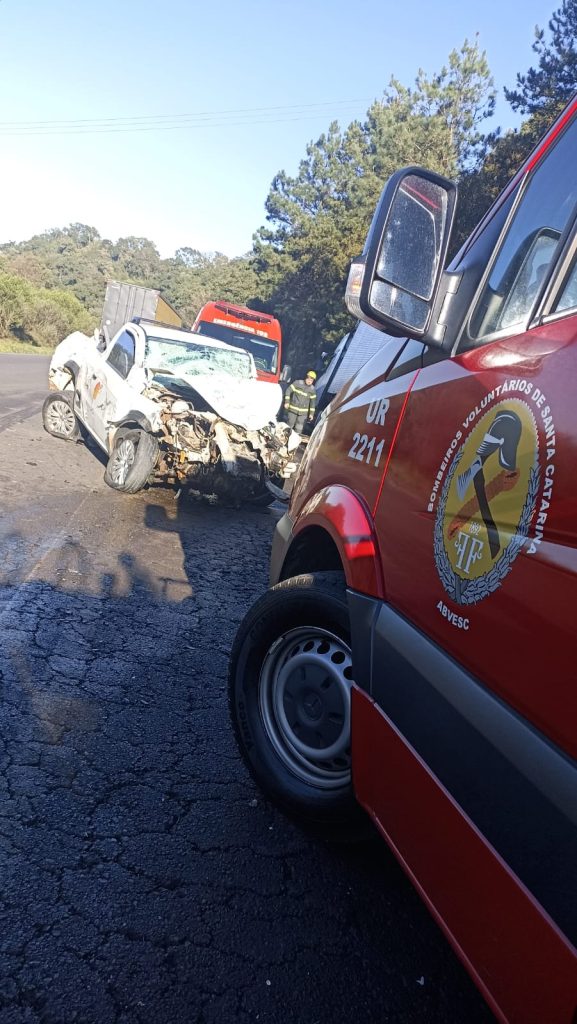 Colisão entre caminhão e carro