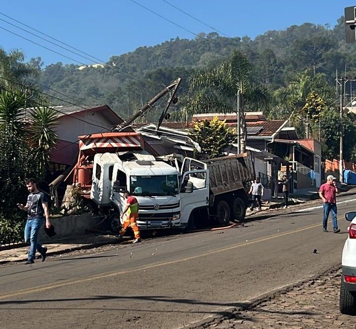 Caminhão caçamba arrastou outro veículo que realizava pintura das vias e quase atingiu residência