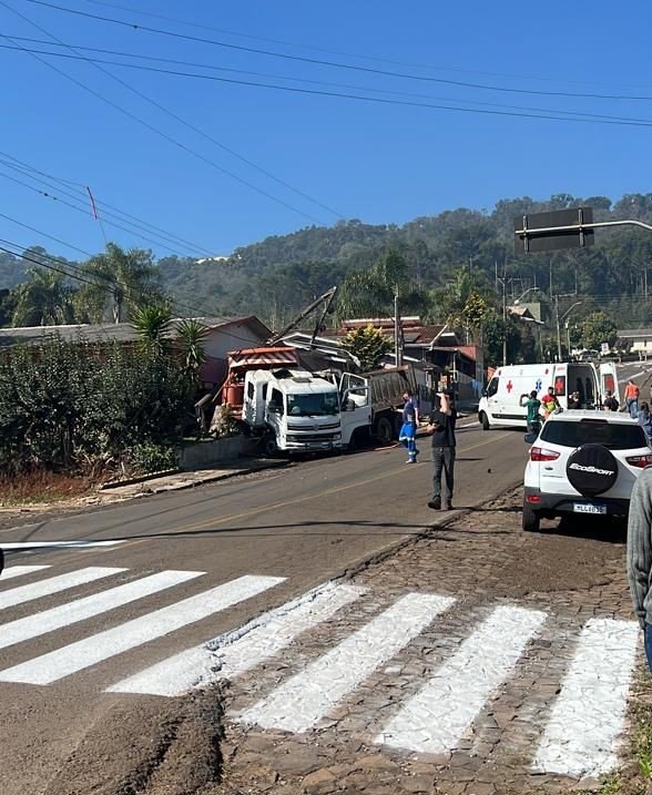 Caminhão caçamba arrastou outro veículo que realizava pintura das vias e quase atingiu residência