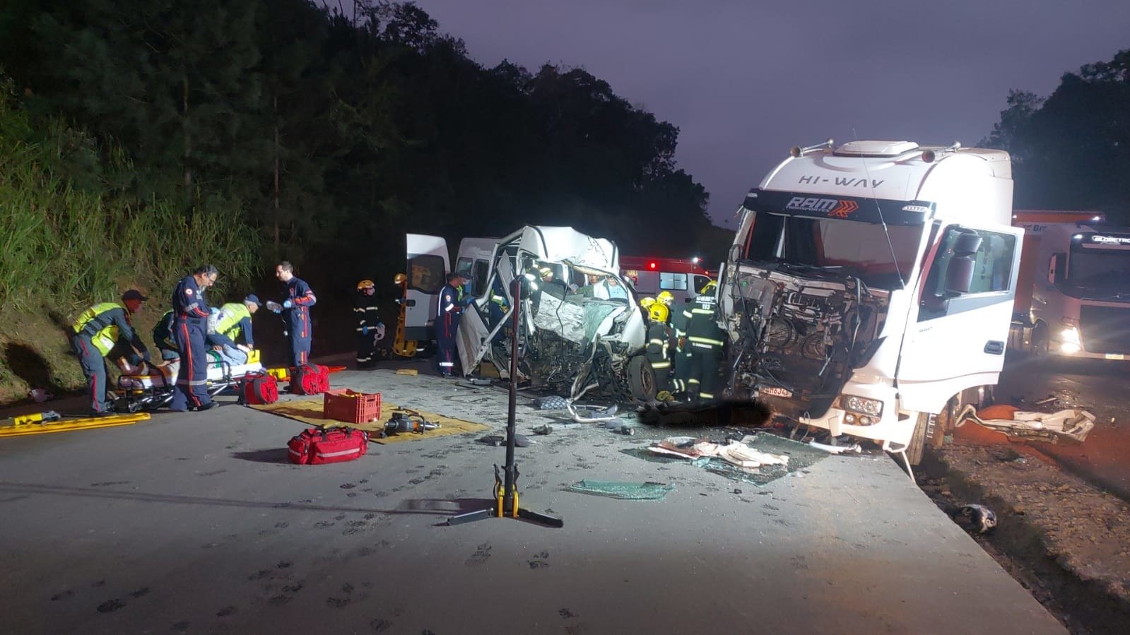 Van colidiu com o caminhão matando três pessoas