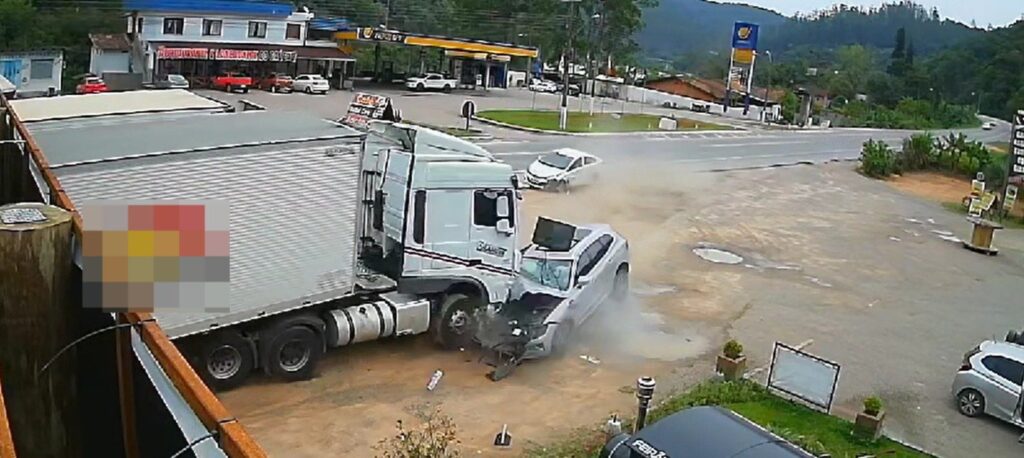 vídeo carro destruído