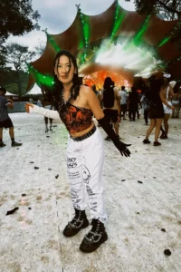 Ana-Hikari-mostra-seu-look-no-Tomorrowland-Brasil-04-15-10-23