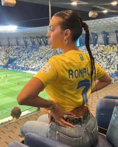 Georgina Rodriguez leva filhos para torcer por Cristiano Ronaldo
