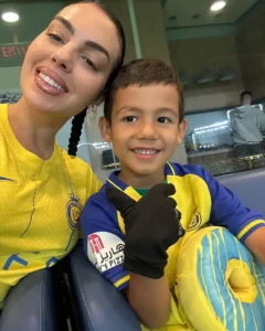 Georgina_Rodriguez_leva_filhos_para_torcer_por_Cristiano_Ronaldo_(7)
