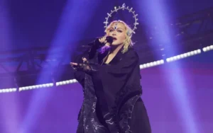Madonna_inicia_turnê_poderosa_com_cover_de_I_Will_Survive_(8)