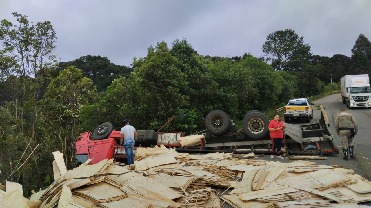 Caminhão Sai Da Pista E Capota Na SC-350, Em Caçador - Notícia Hoje