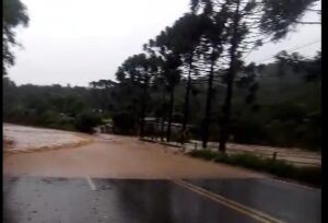 A rodovia SC 135, entre Rio das Antas e Videira, está bloqueada por causa das chuvas