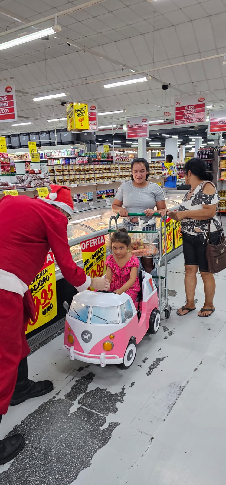 Pelo comércio local, o bom velhinho e seu segurança fiel fizeram brincadeiras, conversaram com as pessoas, em uma ação especial e inédita do Notícia Hoje