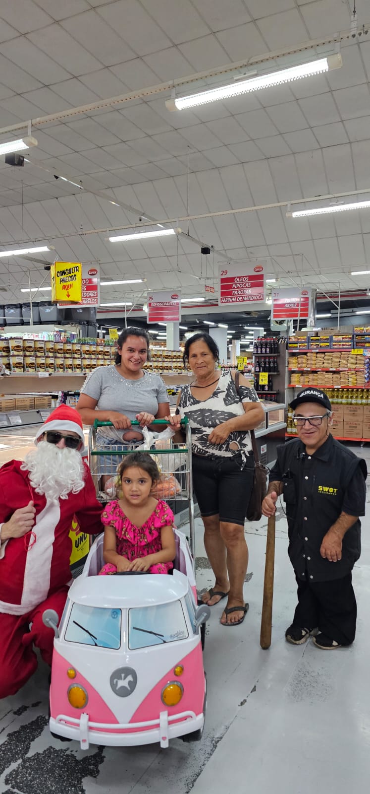 Pelo comércio local, o bom velhinho e seu segurança fiel fizeram brincadeiras, conversaram com as pessoas, em uma ação especial e inédita do Notícia Hoje