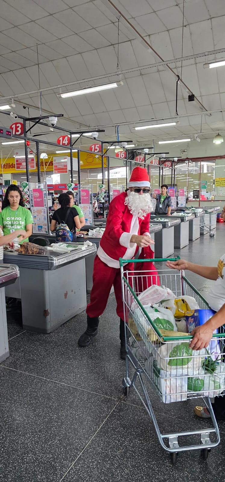 Pelo comércio local, o bom velhinho e seu segurança fiel fizeram brincadeiras, conversaram com as pessoas, em uma ação especial e inédita do Notícia Hoje