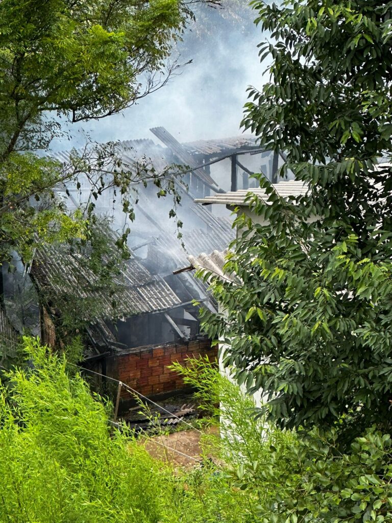 O incêndio na residência acabou deixando a família sem nenhum pertence